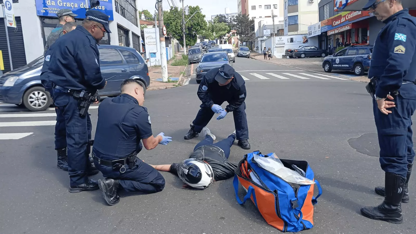 GCM de Valinhos socorre jovem após queda de moto